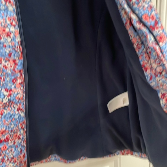 Amazon Essentials navy floral puffer vest.  M - Picture 5 of 8